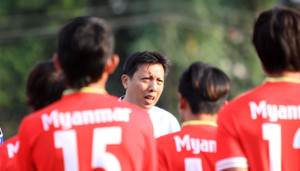 Tỷ phú Zaw Zaw đến động viên tuyển Myanmar trước trận gặp Việt Nam