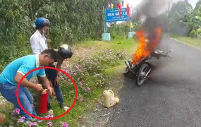 Xe máy cháy ngùn ngụt, dân loay hoay không biết cách dùng bình cứu hỏa