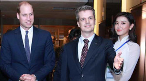 Á hậu Huyền My mặc áo dài trắng đón hoàng tử William