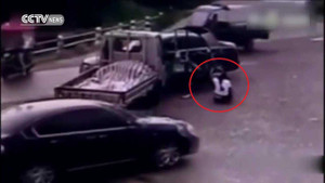 Bị 'kẹp chả' giữa ôtô con và xe tải, tài xế xe ba gác thoát chết kỳ diệu