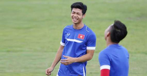 Công Phượng mê mẩn thử thách tung chai nước