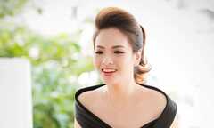 'Gái hai con' Đan Lê hờ hững vai trần quyến rũ