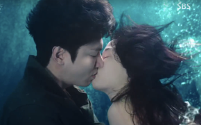 Huyền thoại biển xanh tập 2: Jun Ji Hyun lộ thân thế tiên cá, hôn Lee Min Ho giữa biển xanh