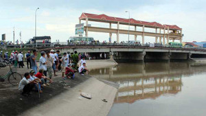 Ông lão bán vé số mất tích trên sông