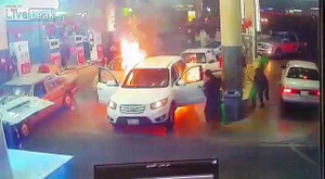 Ôtô bùng cháy dữ dội khi đang đổ xăng