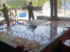 Kinh hoàng 1,5 tấn lòng lợn thối ngâm trong bể hóa chất Trung Quốc