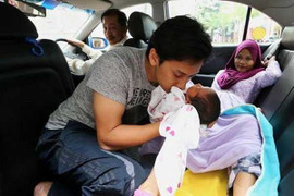 Những pha đỡ đẻ ngoạn mục của tài xế taxi