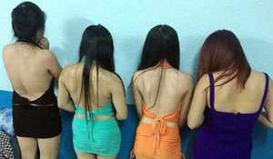 Nữ tiếp viên mặc áo yếm khiêu dâm trong nhà hàng ở Sài Gòn