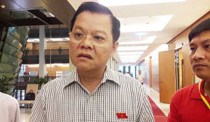 Hà Nội đình chỉ 3 cảnh sát để 'tàu lạ' đổ trộm chất thải xuống sông Hồng