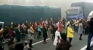 Video: Kẹt xe nghiêm trọng, phụ nữ Trung Quốc biến đường thành sàn nhảy