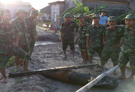9 giờ nín thở gỡ bom 'khủng' còn nguyên kíp nổ