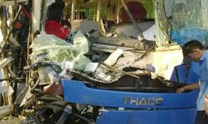 Xe khách đâm đuôi xe tải, 9 người bị thương