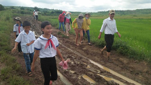 Cô giáo người Mường đi gieo chữ từ lúc mọi người đang còn yên giấc ngủ