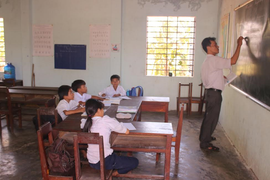 Kỳ lạ lớp học '5 trong 1' ở miền quê nghèo xứ Huế