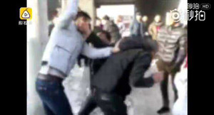 Phẫn nộ nam thanh niên Trung Quốc đánh bố mẹ giữa phố vì mua nhà quá nhỏ làm quà cưới