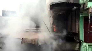 Clip: Nhà cao tầng ở Hà Nội cháy lớn kèm tiếng nổ, khói đen cuồn cuộn bao trùm