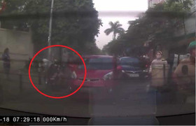 Ôtô mở cửa bất thình lình khiến xe máy ngã lăn ra đường