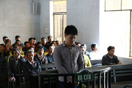 Bị hàng xóm chửi rủa, cầm dao đi trả thù