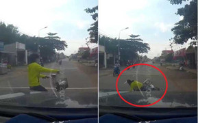 Thiếu nữ đeo tai nghe vô tư sang đường bị ôtô tông ngã