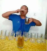 'Thánh bia' uống 10 cốc trong vòng 55 giây gây 'bão', cộng đồng mạng lo cho sức khỏe