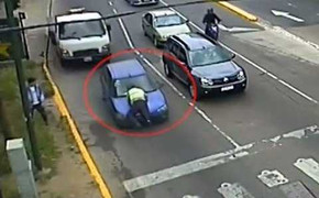 Bị dừng xe kiểm tra, nữ tài xế hất CSGT lên nắp capo, diễu qua 4 con phố