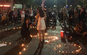 Chàng trai xếp nến trái tim, cầu hôn bạn gái làm 'náo loạn' Nhà hát lớn Hải Phòng