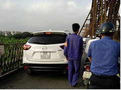 Phớt lờ biển cấm, tài xế ngang nhiên phóng ô tô trên cầu Long Biên