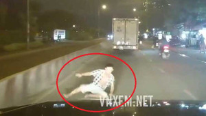 Hà Nội: Thanh niên bỗng nhiên lăn đùng ra trước đầu ôtô định ăn vạ