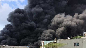 TP.HCM: Xưởng mũ bảo hiểm cháy lớn, khói đen kịt cuộn kín trời