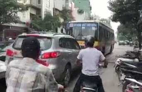 Đình chỉ tài xế xe buýt chạy lấn làn bị ô tô con ép lùi hàng chục mét