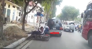 Xe máy chạy ngược chiều gặp xe chạy lấn làn và cái kết được báo trước