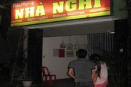 Bắt quả tang xã đội trưởng ôm phụ nữ có chồng trong nhà nghỉ