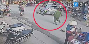 Clip taxi kẹp tay, kéo lê thiếu tá công an hàng chục mét trên phố Hà Nội