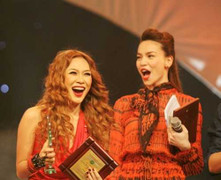 Những hình ảnh chung sân khấu hiếm hoi giữa Hà Hồ và Mỹ Tâm