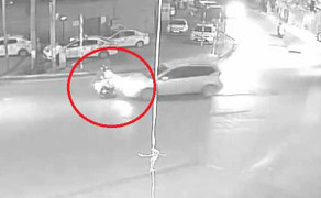 Sang đường bất cẩn, 2 thanh niên đi xe máy bị ôtô tông bay người