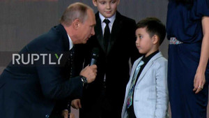 Tổng thống Putin khom người, ra câu đố 'làm khó' thần đồng địa lý 5 tuổi