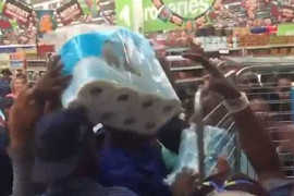 Black Friday: 'Choáng váng' cảnh hỗn loạn giành giật giấy vệ sinh