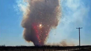 Video: Khung cảnh độc đáo khi tiêu hủy hàng chục tấn pháo lậu