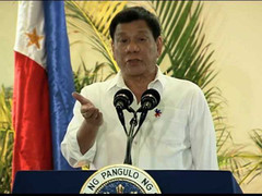 Video: Tổng thống Philippines lẩm bẩm chửi thề phóng viên người Anh