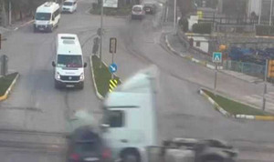 Video: Vượt đèn đỏ, đầu kéo container đâm nát xe ô tô