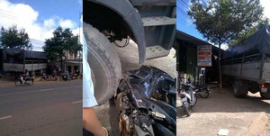 Hy hữu, xe tải không người lái tông sập quán cơm