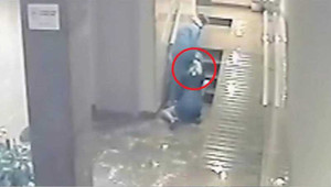 Bắt giữ gã trai đánh đập, túm tóc kéo lê bạn gái bị camera an ninh ghi lại