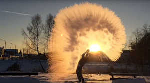 Video: Nga lạnh -30 độ C, nước sôi hắt đi đóng băng ngay lập tức