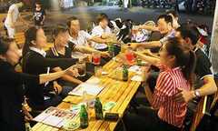 Cán bộ chăm đi nhà hàng, xã nghèo hóa 'chúa chổm'