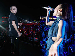 Thu Minh mang hit Hà Hồ lên sân khấu