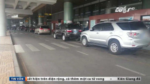 Clip: Xe công chây ì, bất chấp quy định dừng đỗ ở sân bay