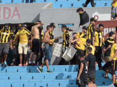 Bạo động kinh hoàng tại Uruguay: CĐV ném cả bình gas vào cảnh sát