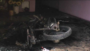 Clip: 'Ngáo đá' cố thủ trong nhà, la hét, đốt xe máy, tivi