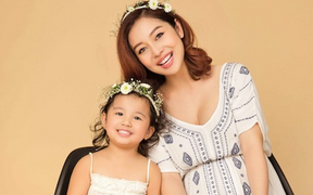 Jennifer Phạm đẹp rạng rỡ, khoe bụng bầu 7 tháng bên con gái