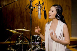 Lệ Quyên dầm mưa đi thu âm lúc nửa đêm